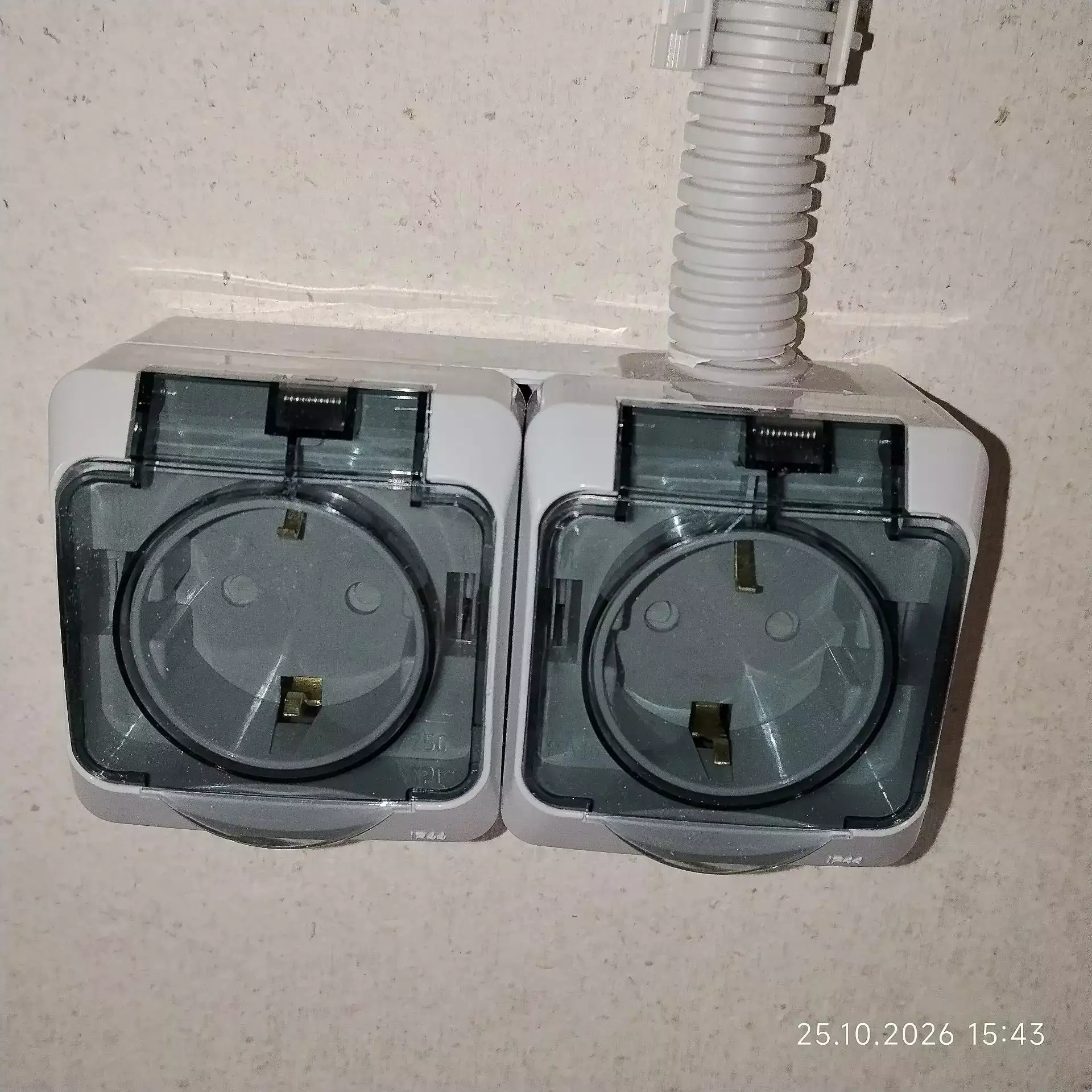 Двойная установленная накладная розетка Schneider Electric со степенью защиты IP44 и двухклавишный выключатель Schneider Electric IP44 в новом гараже.