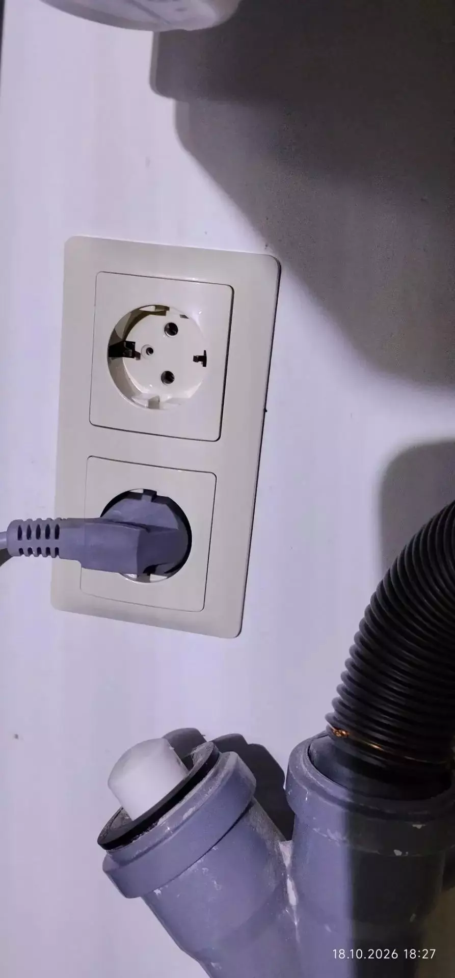 Установка новых розеток Schneider Electric / Systeme Electric взамен повреждённых. Розетки предоставил электрик Рустам. Перед сборкой проверены доступные проводники и соединения.